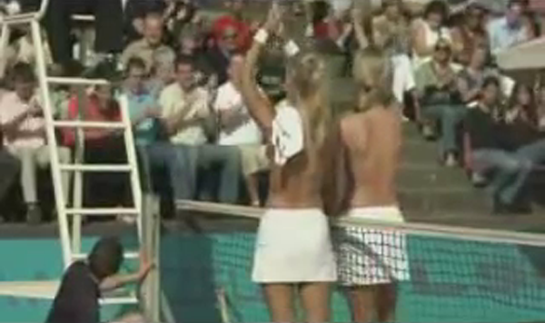 Video tennis: Màn đổi áo táo bạo giữa 2 tay vợt nữ xinh đẹp